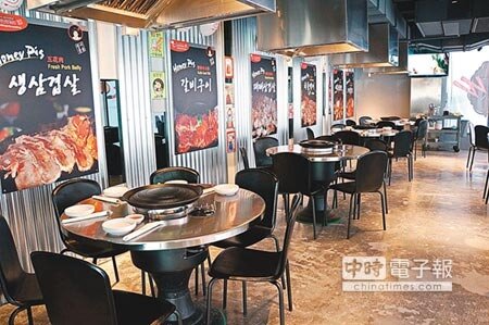 
▲〈Honey Pig〉的裝潢，旨在重現韓國人昔日在鐵皮屋內烤肉的情境，餐廳的桌椅和鍋子都從韓國訂製進口。圖／姚舜
 
