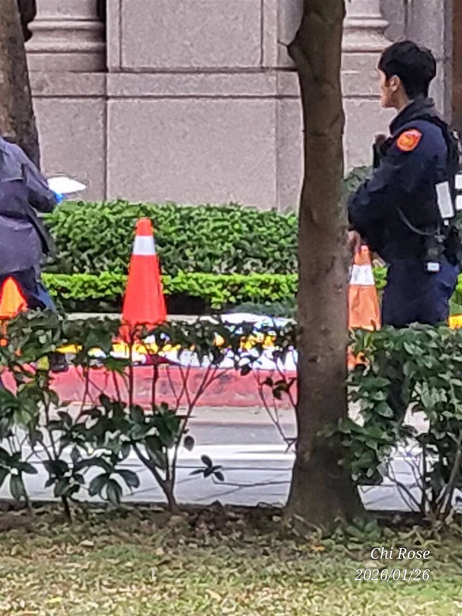 桃園市藝文特區傳一名年約65歲的婦人身穿紅衣從住家大樓墜落。圖/翻攝自臉書桃園大小事