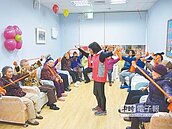 巡視內湖日照中心　柯做伸展操