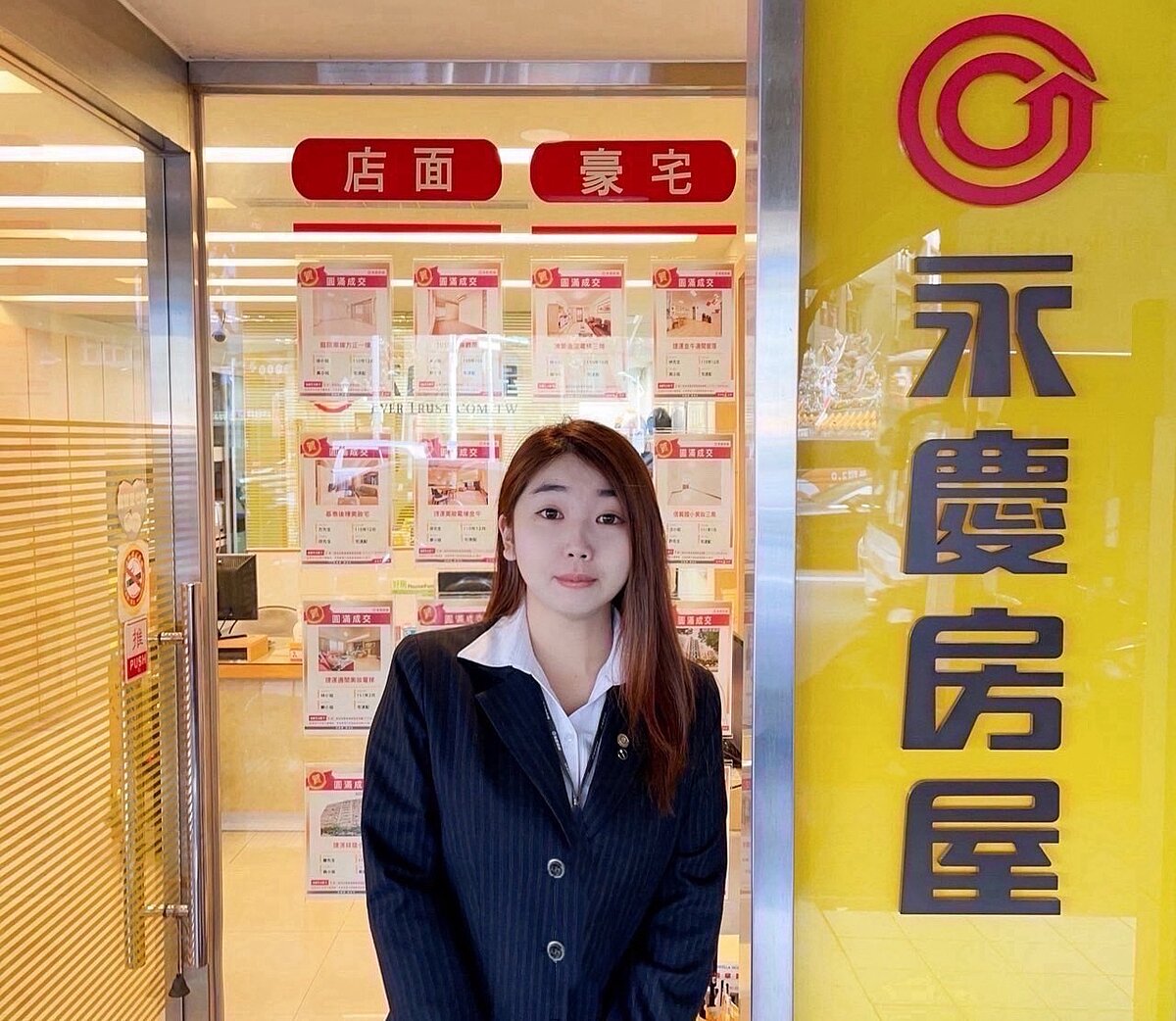 鄭琪欣從餐飲業跨領域轉職到房仲產業,創下百萬年薪,成功打破收入天花板。圖/永慶房產集團提供