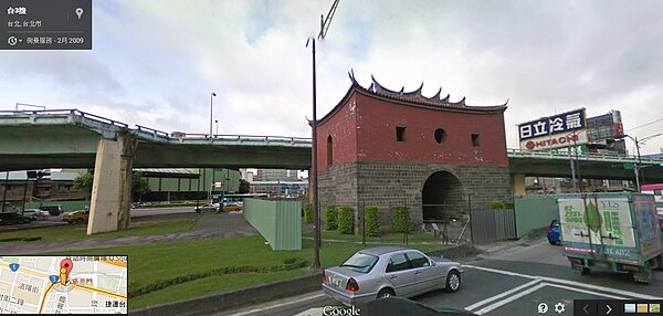 北門上有忠孝橋引道,下有平面道路環繞。(翻攝自Google Map)