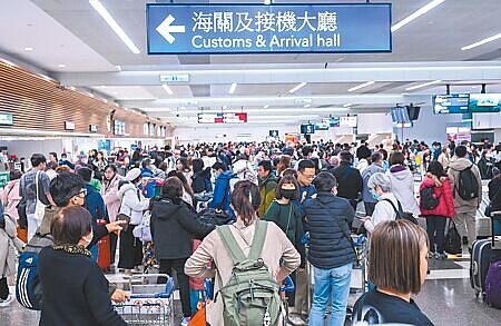
交通部觀光署公布114年旅客出入境統計，去年高達1894萬餘人次出國，創歷史新高。圖為桃園機場入境旅客等候提領行李。（本報資料照片）

