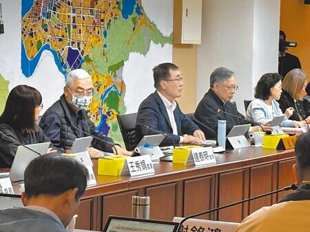 
台北市副市長李四川（左三）26日主持台北市都市計畫委員會，審議輝達台灣總部北士科T17、18基地細部計畫變更，除了綠覆率仍須達到80％及車輛進出口要按照委員意見修改，其餘部分照案通過。（孫敬攝）
