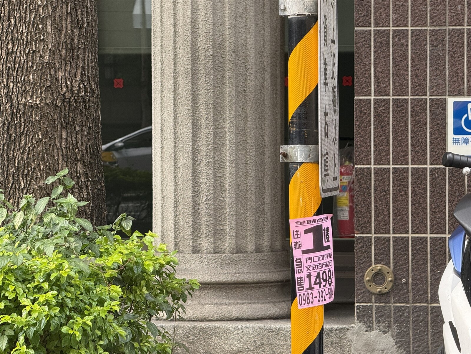 違規小廣告破壞城市景觀。記者葉德正／攝影 