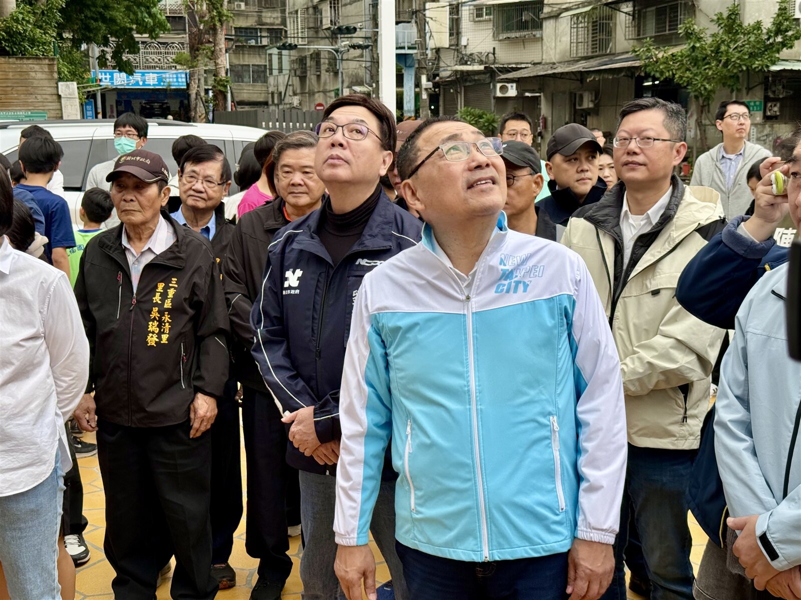 新北市長今早視察三重區永福國小人行環境改善成果。記者張策／攝影 