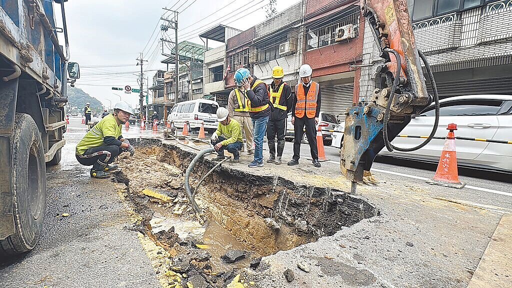 基隆市八堵路近日自來水管線漏水,基隆市工務處要求台灣自來水公司採用「不斷水方式」修復。未料,台水開挖發現鋼管破損程度超出評估範圍,導致仍須停水施工。(基隆市工務處提供/徐佑昇基隆傳真)