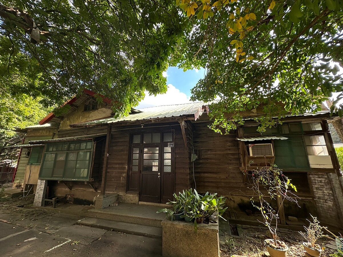 新竹高商3戶日式宿舍登錄歷史建築，圖為學府路128-2號。圖／市府提供