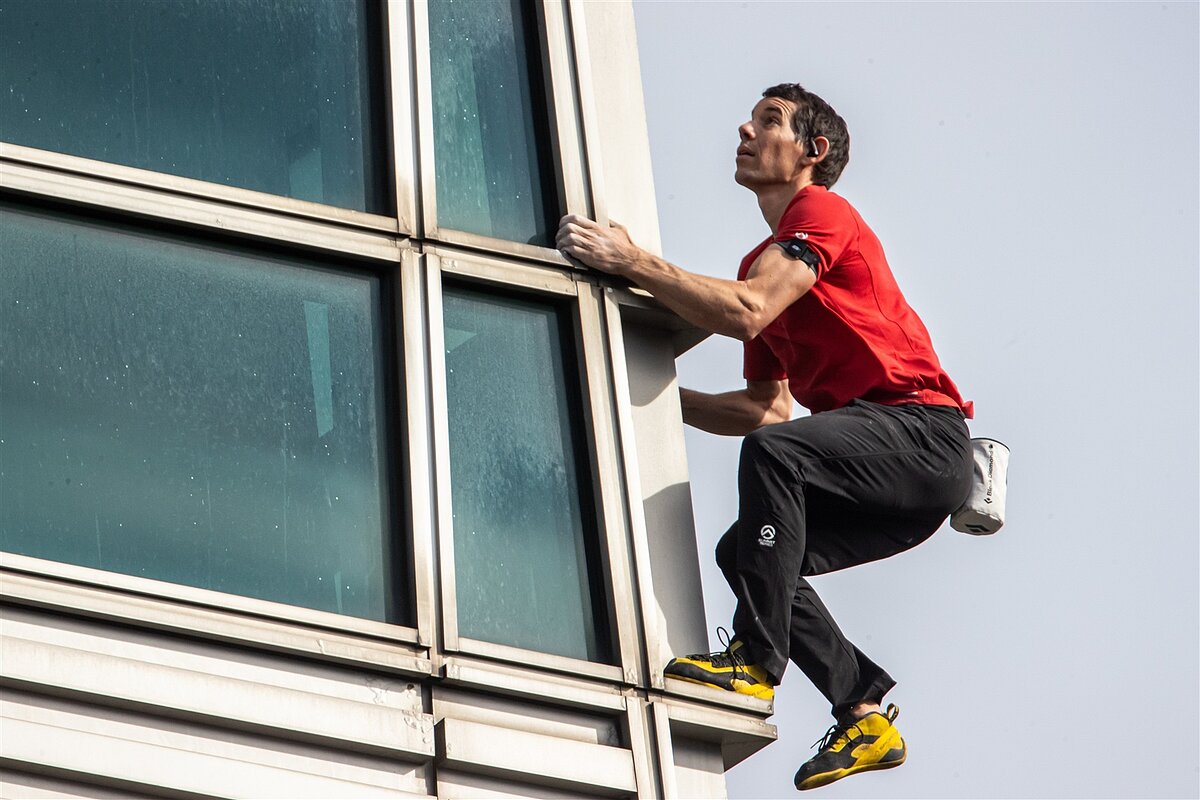 美國極限攀岩好手艾力克斯霍諾德25日完成赤手攀爬台北101大樓。記者季相儒／攝影