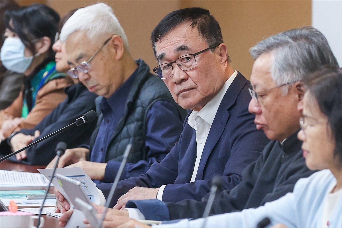 台北市26日下午舉行輝達案都市計畫委員會審議,由副市長李四川(中)主持。圖/聯合報記者林伯東攝影