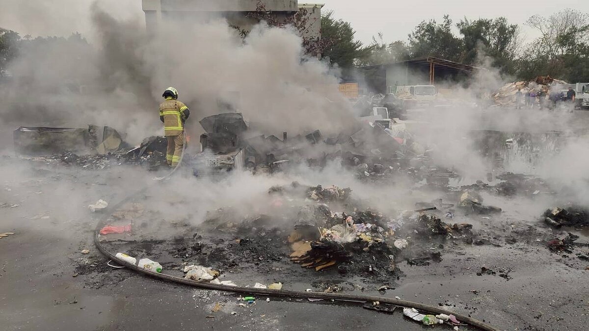 台南市安南區清潔隊隊上垃圾車的車斗日前發生火警,消防趕往撲滅,經火調人員調查,確認是車斗內的鋰電池引起火災。圖/記者袁志豪翻攝