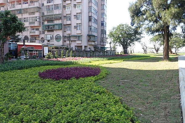 新北市八里國小附近的國有荒地，已專案美化變身綠色園區。（新北市政府提供）