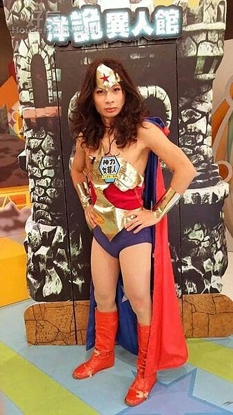 1. 逸祥擅長模仿與變裝,經常在節目上以誇張造型帶給觀眾歡樂。(逸祥臉書專頁)