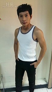 2.收起搞笑形象，私底下的逸祥非常熱衷健身運動，長期下來也讓他練就一身精壯身材。（逸祥臉書專頁）