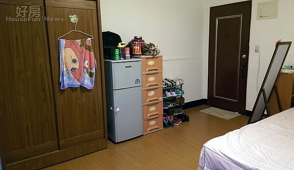 5.傢俱多半沿用房東留下來的,雖然只有12坪,但還放得下大衣櫥。