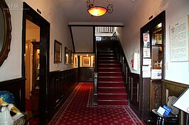 異人館內仔細一看，有種與淡水紅毛城領事館十分相似的佈置與氛圍。