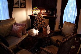 充滿古早歐式味道的沙發與檯燈，傳遞出一股高貴又奢華但不將氣的氣氛。