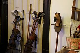 木馬與運動用品，一看就是小男孩的房間。