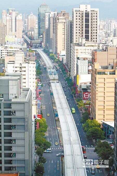 台中市長林佳龍12日宣布捷運綠線提前2年完工，時間點剛好在2018年，備受關注，他也炮轟「行政效率不彰甚至比貪汙更嚴重」。（黃國峰、盧金足攝） 