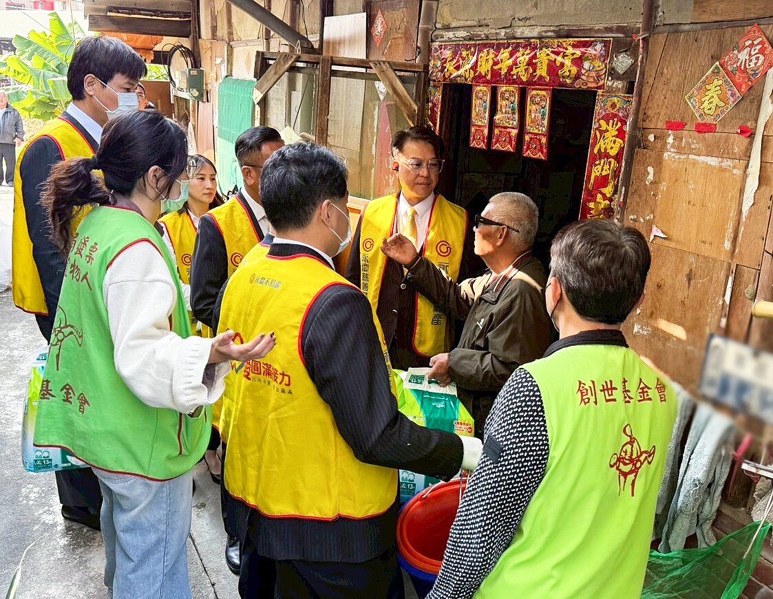 永慶加盟四品牌台南區經管會幹部們與創世基金會志工一同探訪植物人家庭,送上愛心年禮與紅包。圖/永慶房產集團提供