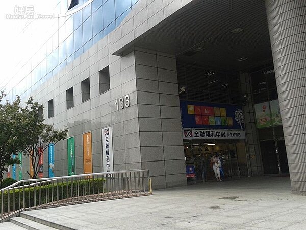 3「敦煌大廈」對面有全聯福利中心,採買相當方便。