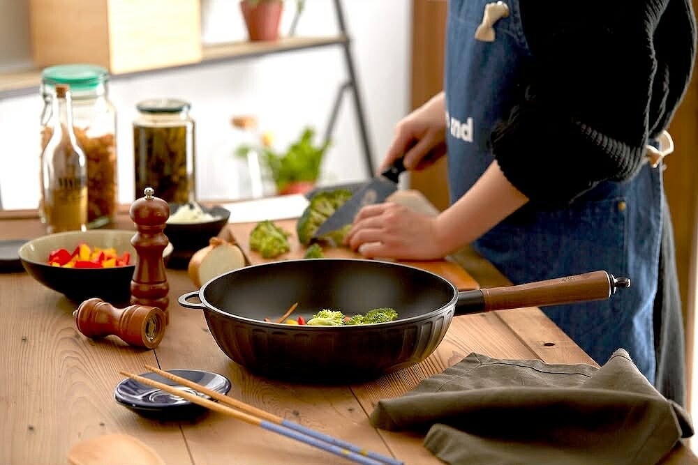 大古輕量鑄鐵炒鍋,享受料理鍋氣,不再擔心重金屬危機。