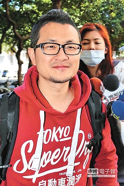 九把刀遭控誹謗，13日面帶微笑步入高等法院。（陳振堂攝） 