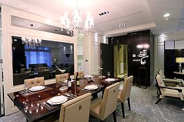 餐廳與客廳一氣呵成，整體採外柱設計，讓空間感更大。