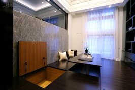 下凹式的部分樓板設計，可改成和室休憩空間，地板下的空間則可作為收納使用。
