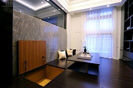 下凹式的部分樓板設計，可改成和室休憩空間，地板下的空間則可作為收納使用。