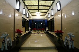 大門警衛森嚴，玄關非大型豪宅般的奢華大器，而採精緻。