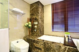 主臥浴室一景。