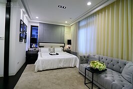 主臥房形狀為長方形。若要增加空間感去除隔間，讓次休憩區與主臥區連成一片。次休憩區也可改為第二衣帽間，甚至是書房。