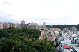 建案正面為成功路四段捷運文湖線，背面則有小丘陵公園一處。在風水學上來講為「背山面水」的格局，有利於事業與健康。