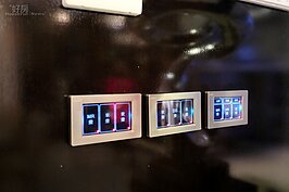 房子內電燈多，很多人都需要花段時間牢記開關對應的燈具。現在新的做法就是採用可抽換說明的透光觸控開關，十分的方便。