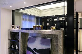 客廳與和室間採壁櫃隔開。為了營造空間穿透感，壁櫃三分之二處以上為透明的設計。