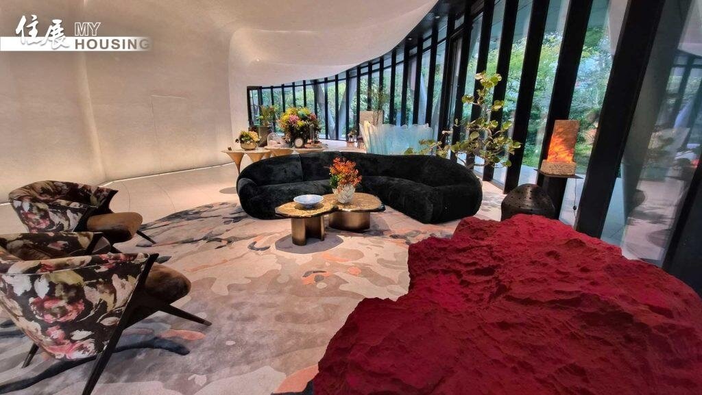 『陶朱隱園』軟裝皆為量身訂製，右下棗紅色家具為海綿沙發。圖／朱福山