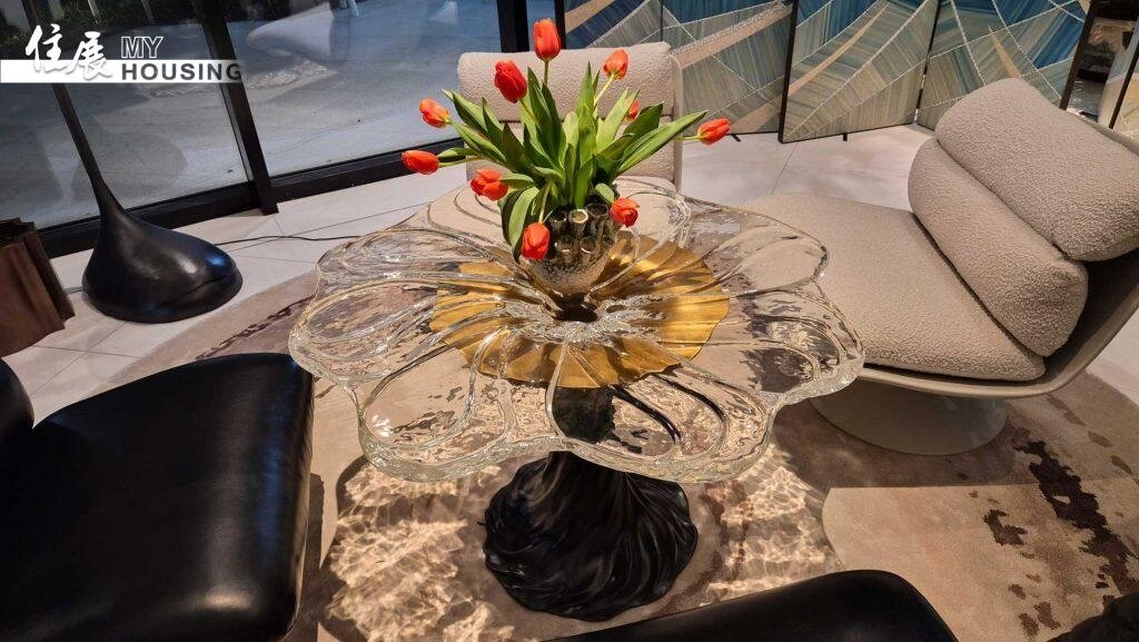 張文賓說，不只軟裝，連從水晶桌面折射至地上的光影，也要讓生活感受到有趣。圖／朱福山