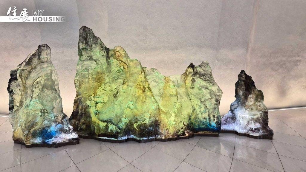 一樓大廳入口處「陶隱青山」，設計概念來自國畫千里江山。圖／朱福山