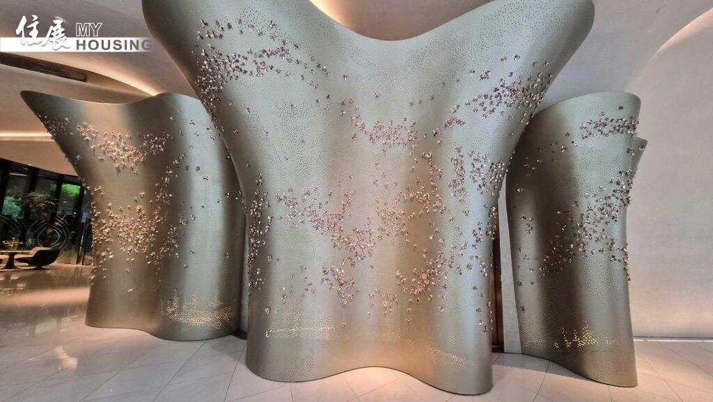 在滿天貼著如裙襬飛舞的水晶藝品牆面後，竟是男女洗手間，讓如廁也是美事一樁。圖／朱福山