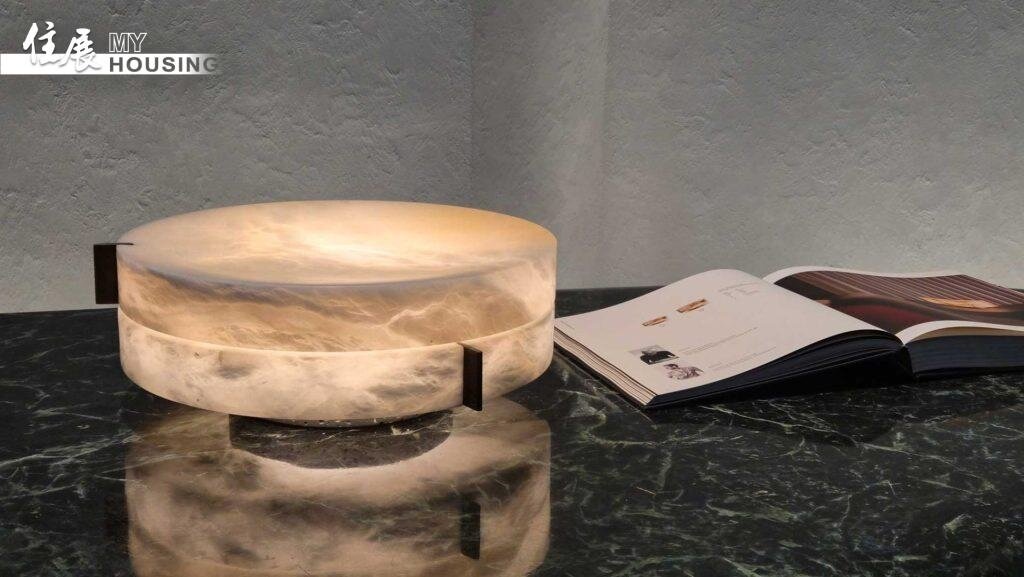 『陶朱隱園』一樓櫃台旁的「時來運轉」燈飾藝品。圖／朱福山