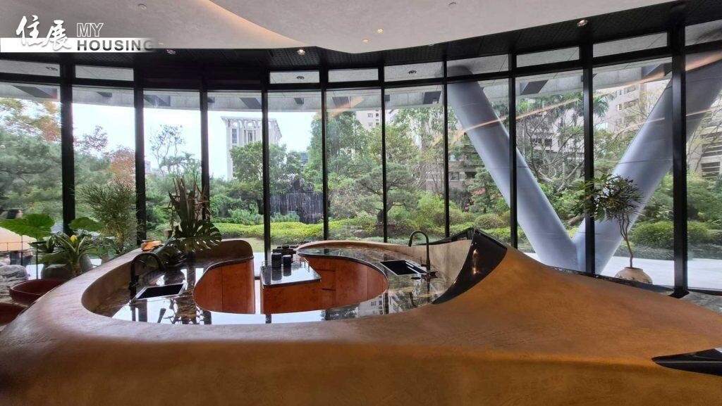 坐在室內品茗，可觀室外瀑布園藝景觀。圖／朱福山