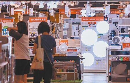 台電去年大賺729億,經濟部內部坦言,今年4、10月幾乎確定可不漲電價。圖為民眾逛電器行。(本報資料照片)