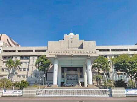 高雄市一棟商業大樓發生嚴重水質汙染事件,一名女性住戶飲用自來水後竟病危送進加護病房。高雄地院認定,大樓管委會負有共用部分維護與管理義務,其怠於職務已違反保護他人之法令,判決管委會賠償近37萬元。(本報資料照片)