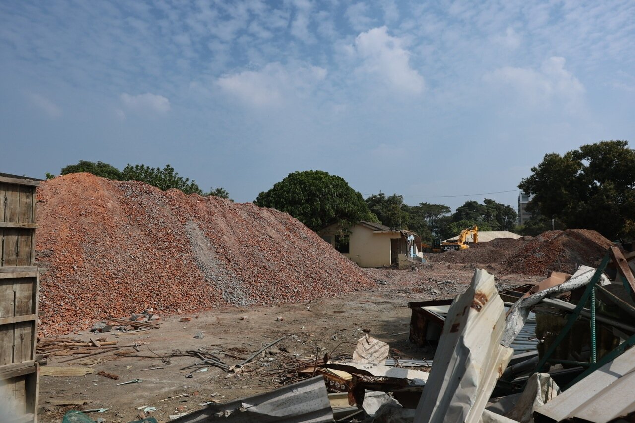 營建業界對土方之亂難解怨聲載道，環團關切簡化土方運送流程後，對違法亂倒行為恐難把關，圖為南部工地暫置土石堆。圖／聯合報系資料照片 