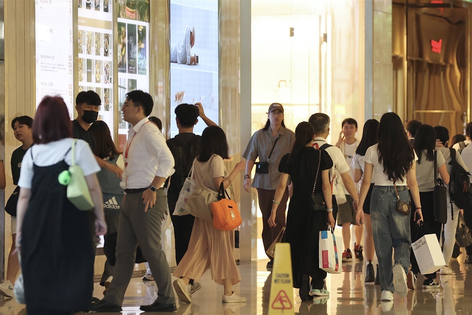 年關消費與市場氣氛交織下，國內消費者信心也出現回溫跡象。圖為逛街購物人潮。本報資料照片 