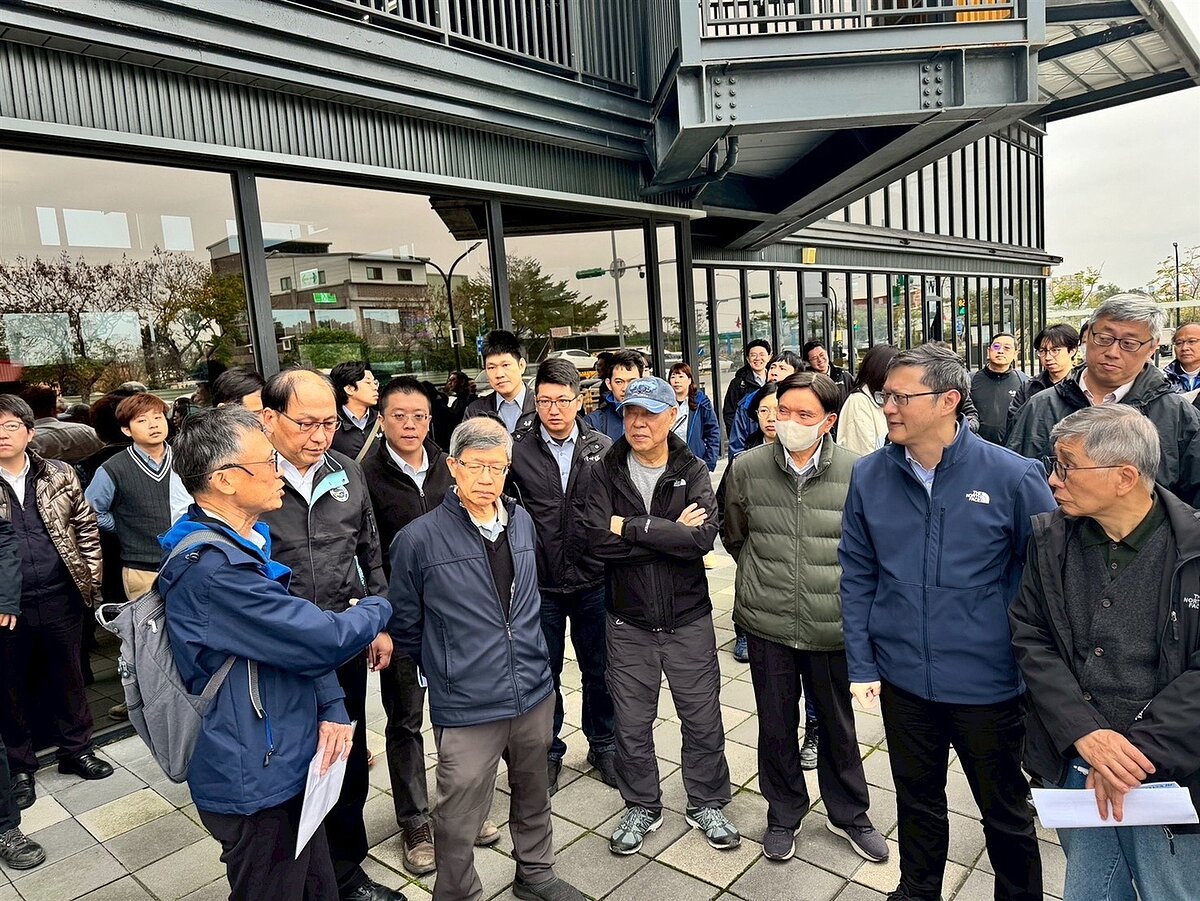 捷運三鶯線延伸八德計畫由桃園市政府委由新北市政府代辦，工程會27日邀集相關部會人員召開現勘及審議會議。圖／桃園市捷工局提供