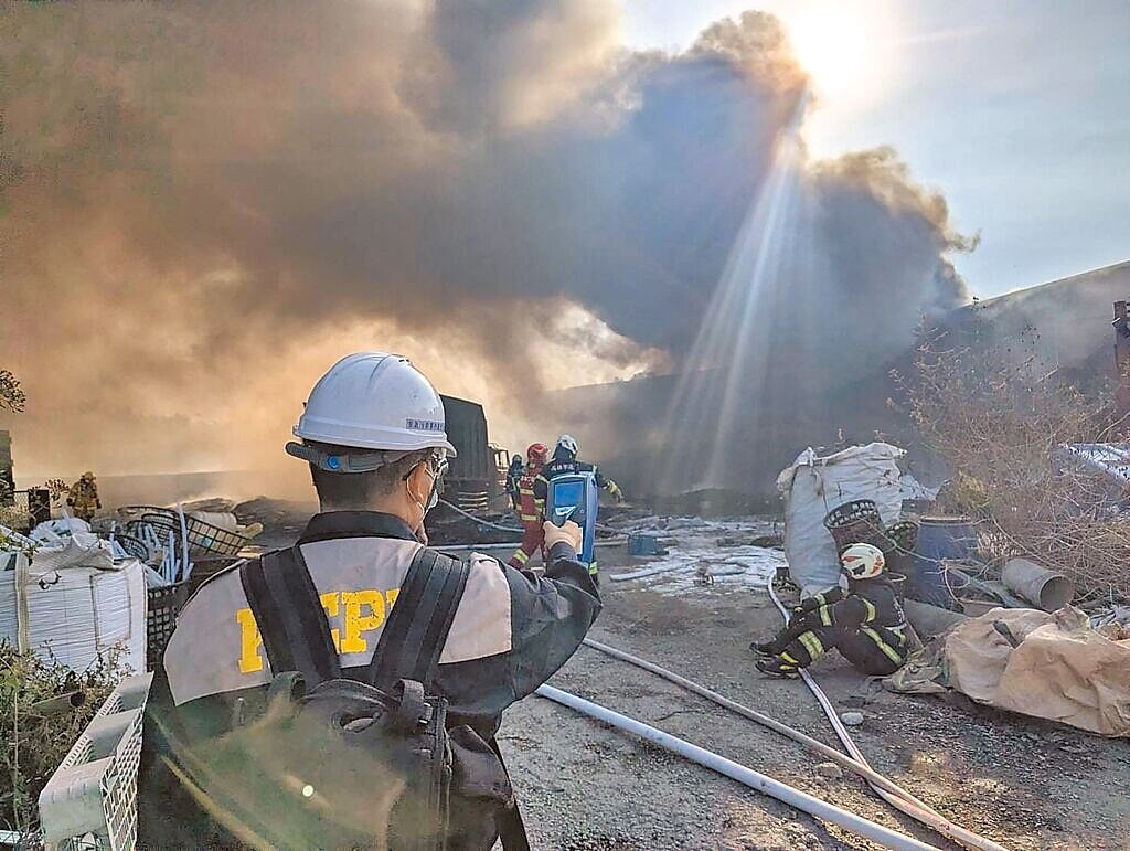 高雄市大寮區內坑路一處資源回收場27日發生火警，冒出濃濃黑煙，影響高雄大寮、屏東萬丹空氣品質。（高市環保局提供／柯宗緯高雄傳真）