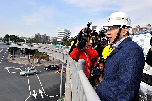 台北市長柯文哲日前視察世大運選手村，對於賽後移交問題，他提議雙北共組租屋公司（截取自台北市政府）