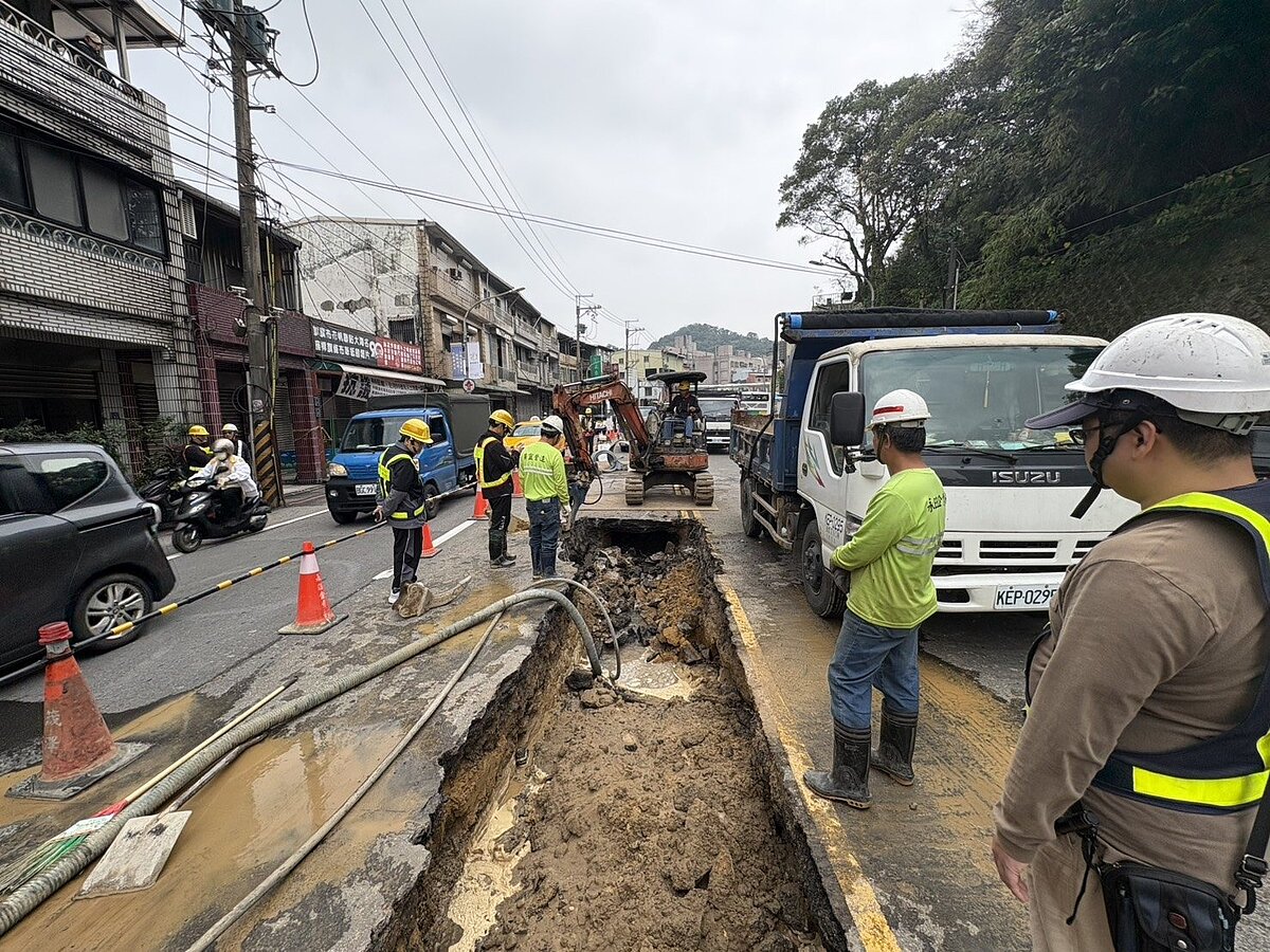基隆市八堵路自來水管漏水,台水公司原評估可採不斷水方式修復,27日開挖後發現不可行,公告28日晚9時起停水12小時,以利施工。圖/基市府工務處提供