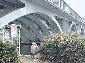 高雄愛河違法垂釣亂象　挨批執法不彰